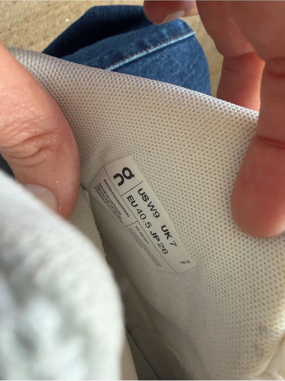 On Roger High Top shoe